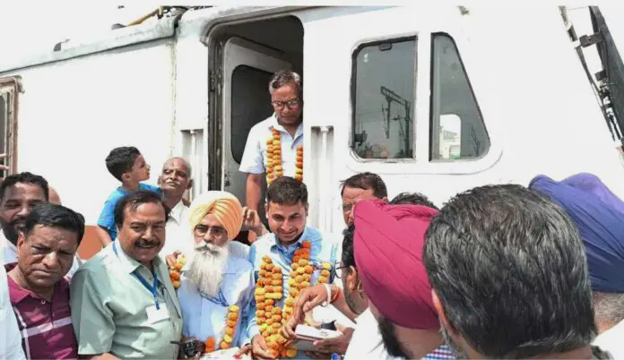ਫਿਰੋਜ਼ਪੁਰ ਤੋਂ ਸ੍ਰੀ ਨਾਂਦੇੜ ਸਾਹਿਬ ਲਈ ਸ਼ੁਰੂ ਹੋਈ ਟ੍ਰੇਨ ਦਾ ਕੋਟਕਪੂਰਾ ਸਟੇਸ਼ਨ ’ਤੇ ਸ਼ਹਿਰ ਨਿਵਾਸੀਆਂ ਨੇ ਕੀਤਾ ਭਰਵਾਂ ਸਵਾਗਤ