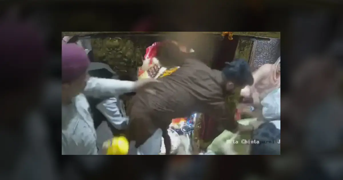 ਚਿੰਤਪੂਰਨੀ ਮੰਦਰ 'ਚ ਭਗਤਾਂ ਦੇ ਸਾਹਮਣੇ ਭਿੜੇ ਪੂਜਾਰੀ ਅਤੇ ਗਾਰਡ, ਹੱਥਾਪਾਈ ਸੀਸੀਟੀਵੀ 'ਚ ਕੈਦ